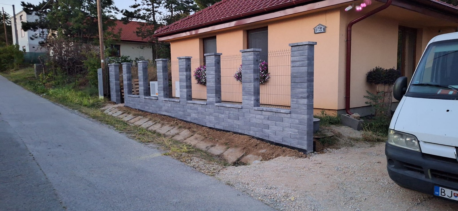 Pletivové, murované, gabionové, betónové a 3D ploty s dôrazom na odolnosť a dlhú životnosť.